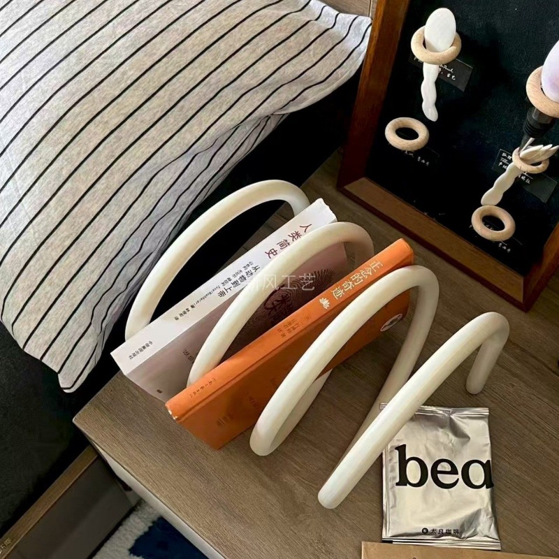Home Decor Magazine - Espositore Creativo Minimalista in Metallo per